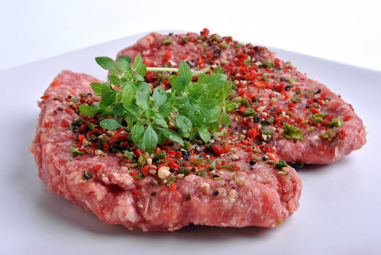 新鮮胡椒羊肉烤牛排在白色板