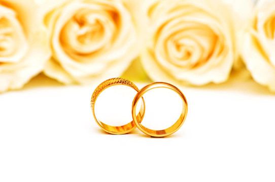白色的玫瑰和結(jié)婚戒指