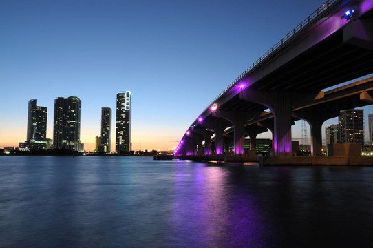 在夜晚的比斯坎灣橋；佛羅里達(dá)州邁阿密；美國(guó)
