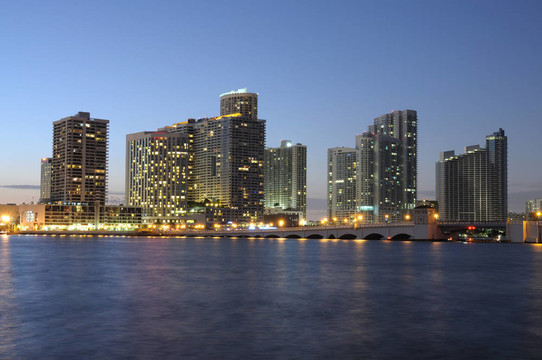 夜間邁阿密市中心；美國佛羅里達(dá)州