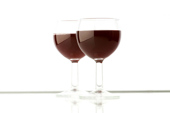 白底上的兩杯酒杯