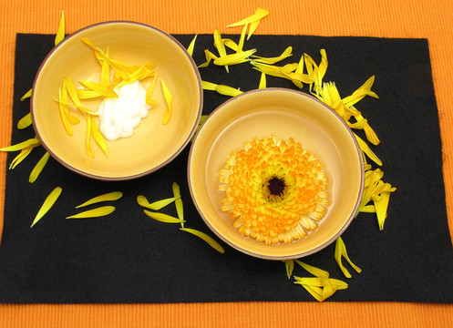 美容產(chǎn)品的金盞花在黑色和橙色背景
