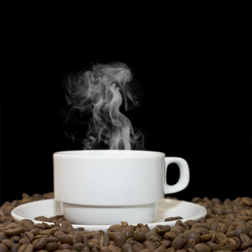 咖啡粒上的杯子