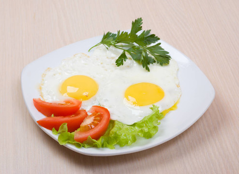 美味雞蛋與蔬菜接近