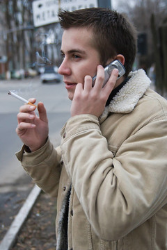 年輕的吸煙者在電話里