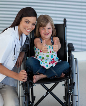 一个坐在轮椅上的小女孩的肖像