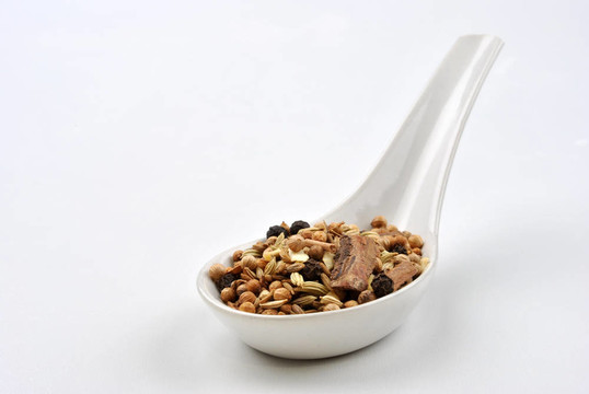 印度香料混合在一個(gè)白色的勺子上