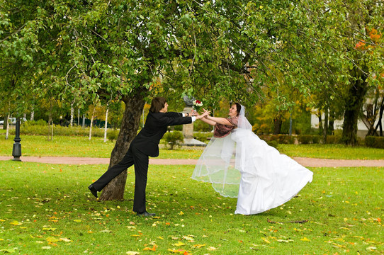 在秋天的公園對(duì)新婚夫婦