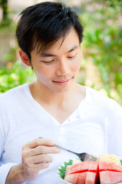 男人吃水果