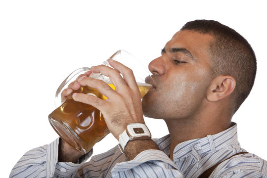 性感的男人喝了啤酒節(jié)的啤酒杯