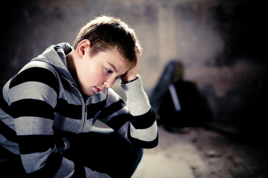 年輕teenaiger反對垃圾背景的高對比度和vingnette問題