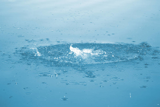 水