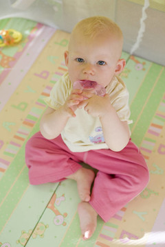 隨著咬牙坐在床的孩子