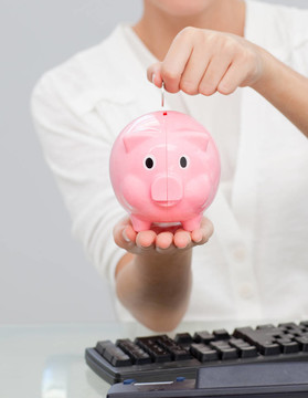 靠近一個商人在piggibank省錢