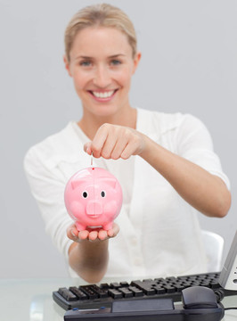 微笑在piggibank商人存錢