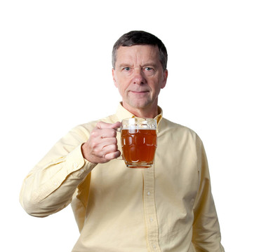 中年男子和一杯啤酒