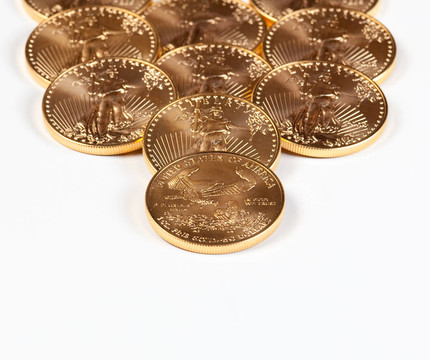 黃金硬幣的滾動堆疊