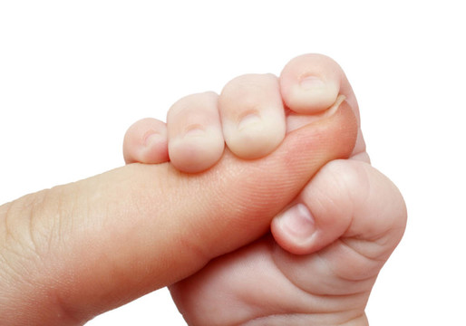 抱父親手指的嬰兒
