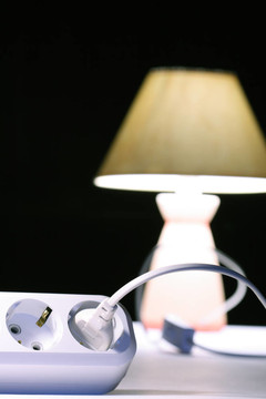 燈和電纜