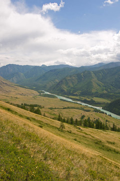 山上的河