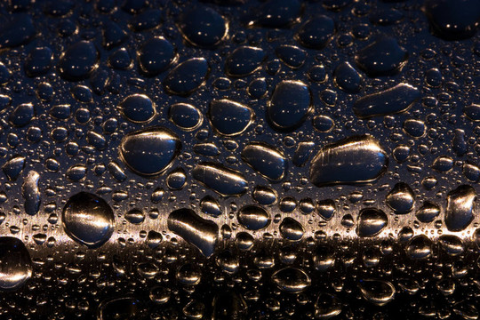 在鍍鉻扶手的雨滴