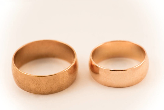 一對金色的結婚戒指