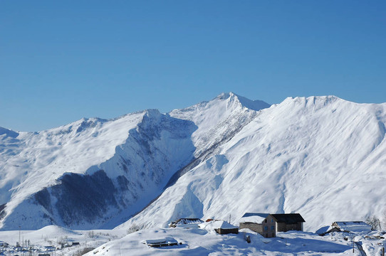 冬季積雪下的高山房屋