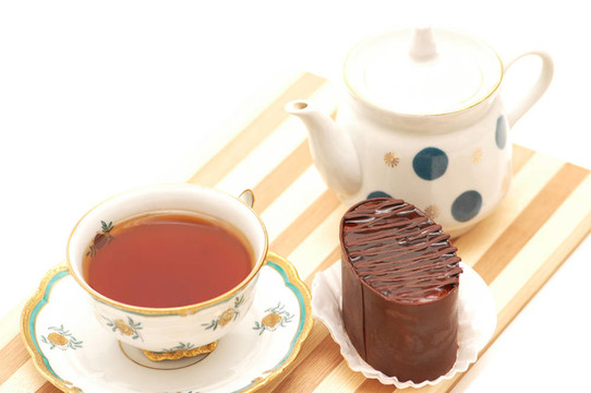 一杯茶；巧克力蛋糕和壺