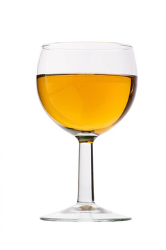 白色背景上的酒杯