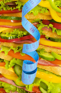 帶卷尺和三明治的健康食品概念