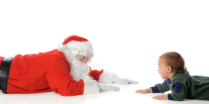 Santa和蹣跚學步的孩子玩