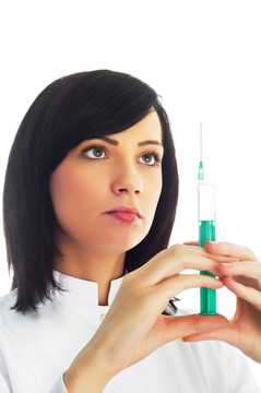 婦女檢查注射器孤立的白色