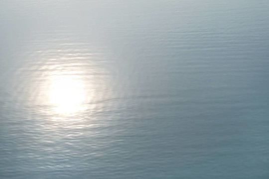 太陽(yáng)在水上反射