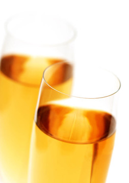 兩杯白葡萄酒