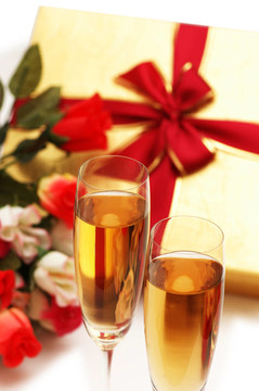 兩個(gè)酒杯；禮品盒和鮮花
