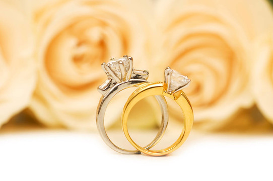 白色的玫瑰和結(jié)婚戒指