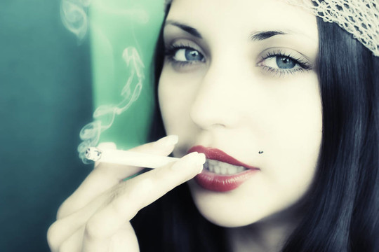 年輕女孩與深色的香煙
