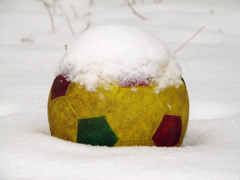 球在雪中