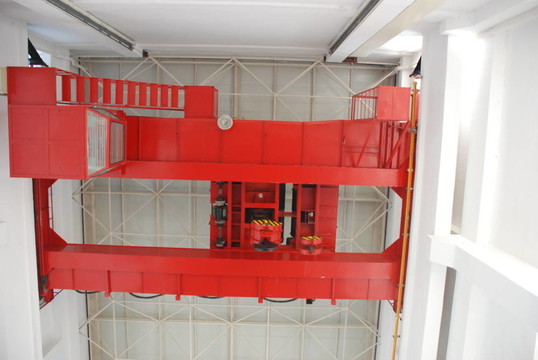 室內(nèi)場(chǎng)地的紅色塔式起重機(jī)