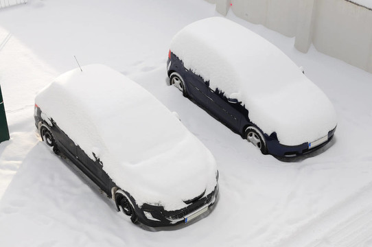 兩個(gè)冬天的雪覆蓋的汽車