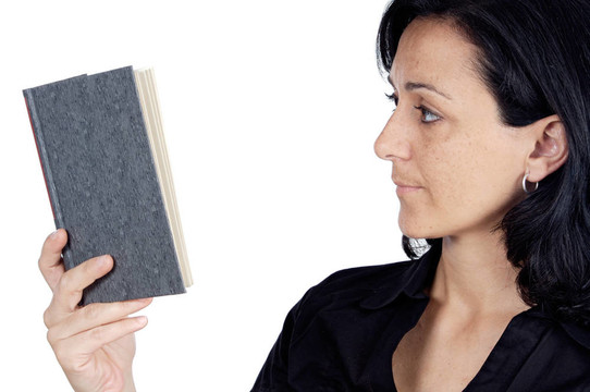 年輕的女人讀一本書