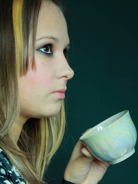 年輕女孩喝茶