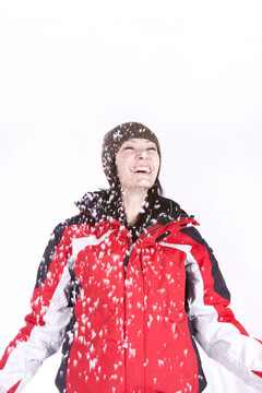 女人在雪地里跳躍