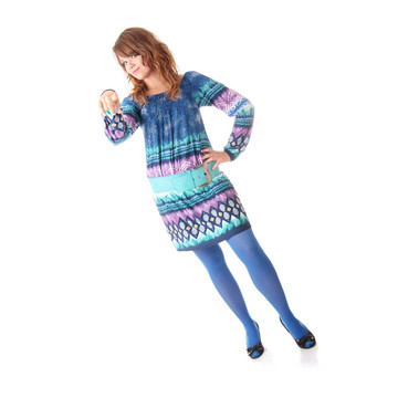 穿藍(lán)色衣服的少女