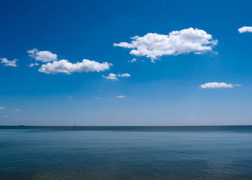 蔚藍的天空和大海