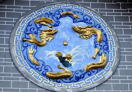 二龍戲珠