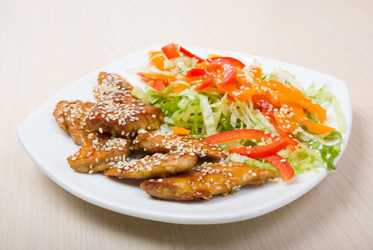 烤牛肉雞肉和蔬菜