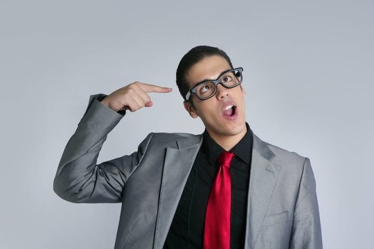 商人瘋狂地戴著滑稽的眼鏡和西裝