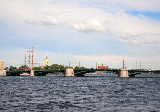 在圣彼得堡交易所桥；俄罗斯