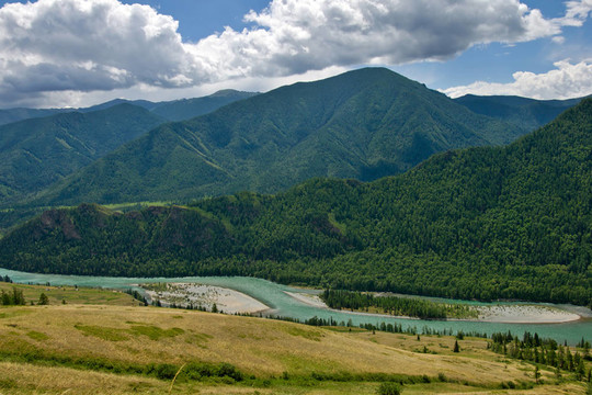 山上的河